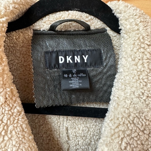 DKNY DOUBLE-BREASTED PANELED FAUX SHEARLING COAT - Picture 2 of 5